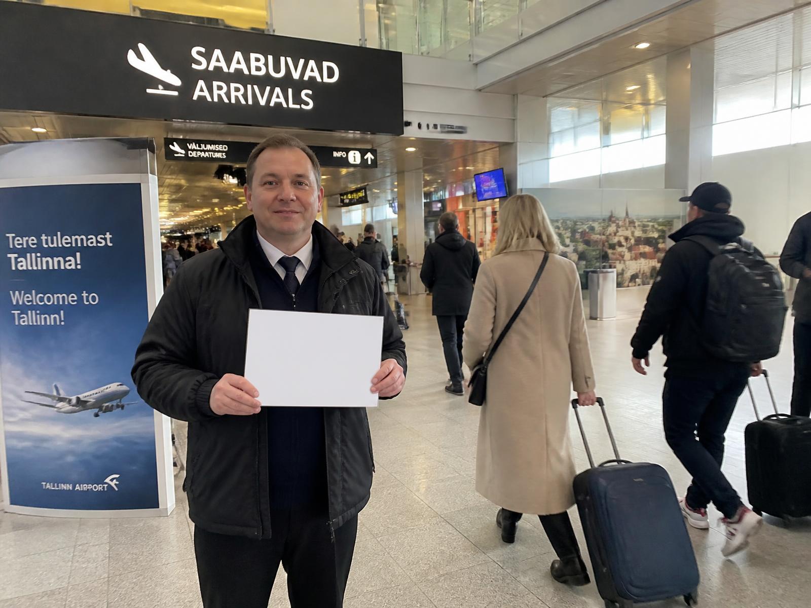 Amigo Takso juht ootab klienti Tallinna lennujaama saabumisalas nimesildiga